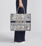 LARGE DIOR BOOK TOTE Blue Toile de  (42 x 35 x 18.5 cm). - Image 2