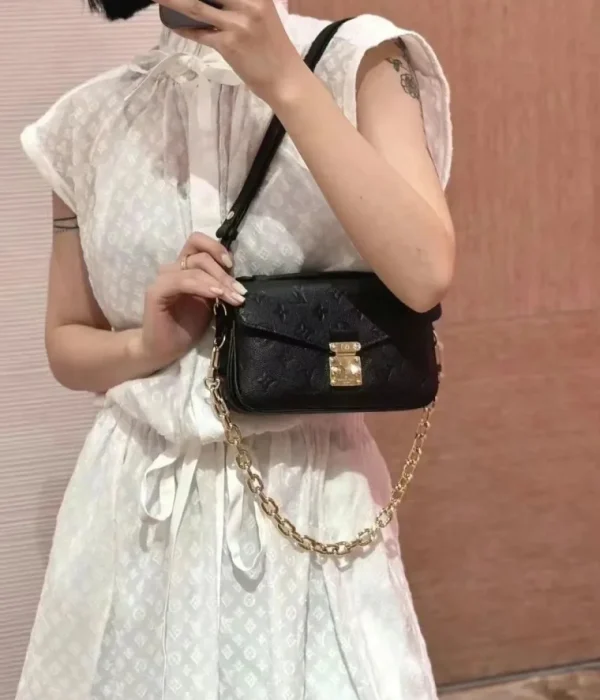 ⭐⭐⭐⭐⭐Lightning delivery and impeccable packaging! The quality of the LV small messenger bag is very good, exactly as shown in the video.