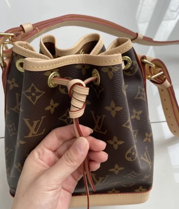 ⭐⭐⭐⭐⭐The Louis Vuitton NOE BB bag arrived very quickly and I am very happy with the quality. It is exactly as described and just like in the video!