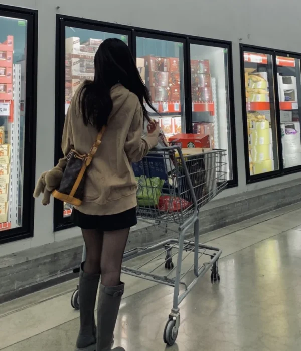 ⭐⭐⭐⭐⭐Beautiful, light, great design and well made. Big enough for your everyday use.